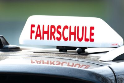 Schlangenlinien zur Fahrprüfung? Betrunkener Fahrschüler sorgt für Aufregung im Emsland