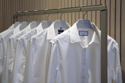 Der ewige Kampf gegen den Bügelfalter: Welches weiße Hemd hält wirklich, was es verspricht?