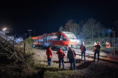 Zugunglück in Insheim: Riesen-Schock in der Südpfalz – Transporter auf Bahnübergang erfasst