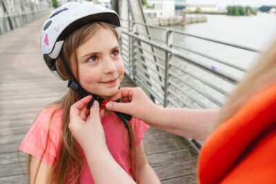 Kindersicher im Sattel: Günstigster Helm überrascht im Test, teure Modelle patzen